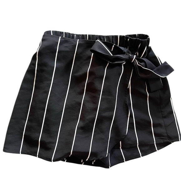 🖤CHARLOTTE RUSSE SUPER CUTE BLACK AND WHITE WRAP SKORT-EUC🖤SZ XS - Picture 1 of 11